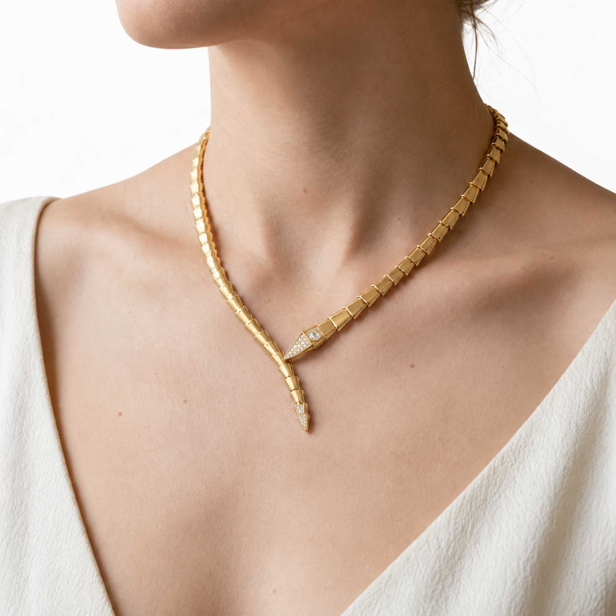 Allure Necklace — Elegance in Every Movement