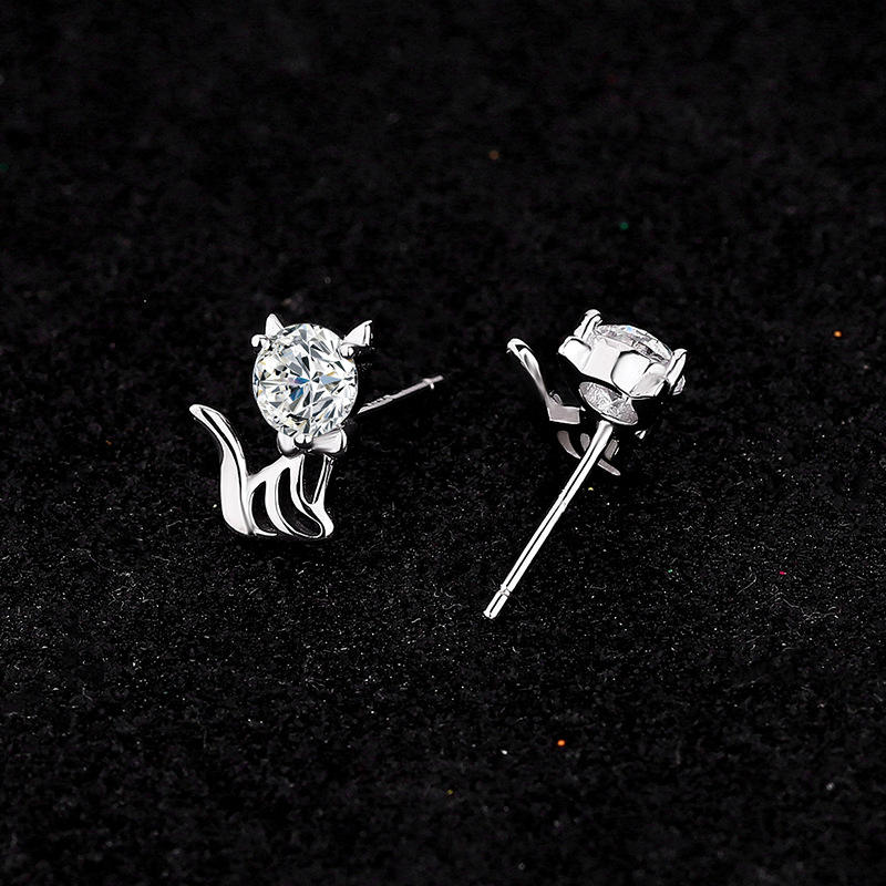 Gepersonaliseerde kattenoorbellen in 925 zilver met moissanite