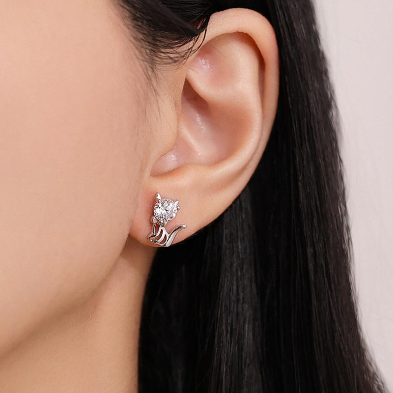 Gepersonaliseerde kattenoorbellen in 925 zilver met moissanite