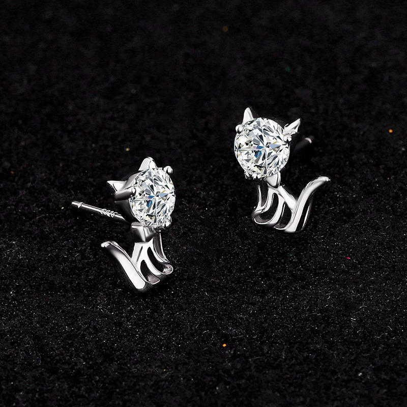 Gepersonaliseerde kattenoorbellen in 925 zilver met moissanite