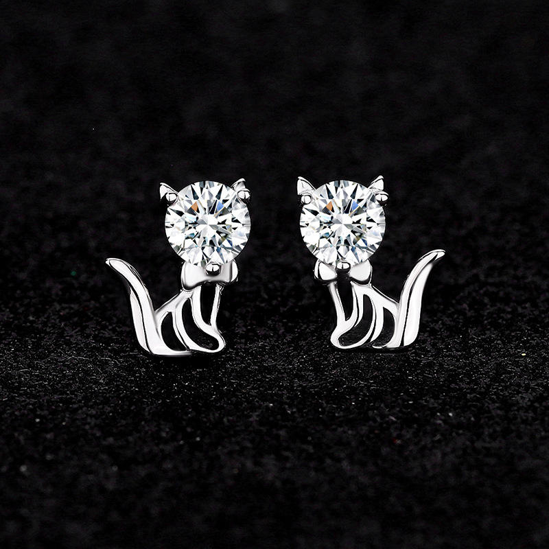 Gepersonaliseerde kattenoorbellen in 925 zilver met moissanite
